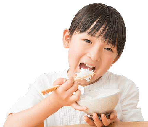 子供が美味しく食べている写真